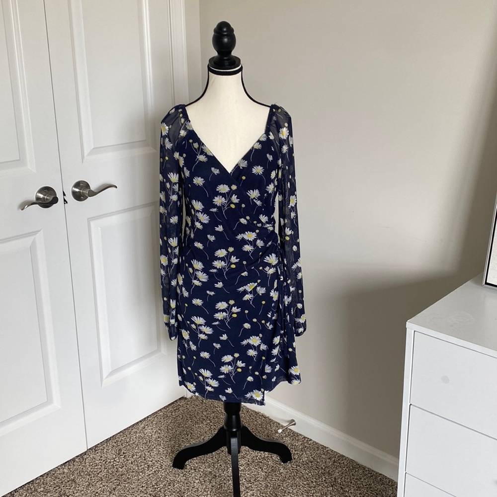 Daisy print navy blue wrap style dress long sleeves nwt